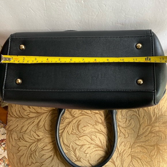 Vintage black PU woman’s tope hand bag with gold tone trim outside zip pocket - Picture 10 of 17